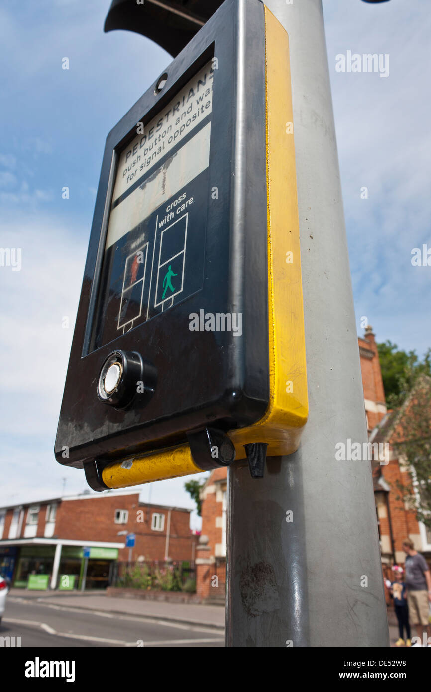 Cono di rotazione dispositivo situato sul lato inferiore del Regno Unito di attraversamenti pedonali per assistere meno in grado gli utenti di attraversare la strada in modo sicuro. Foto Stock