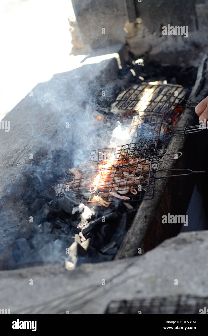 Cucina di pesce su un barbecue essaouira marocco Africa Foto Stock