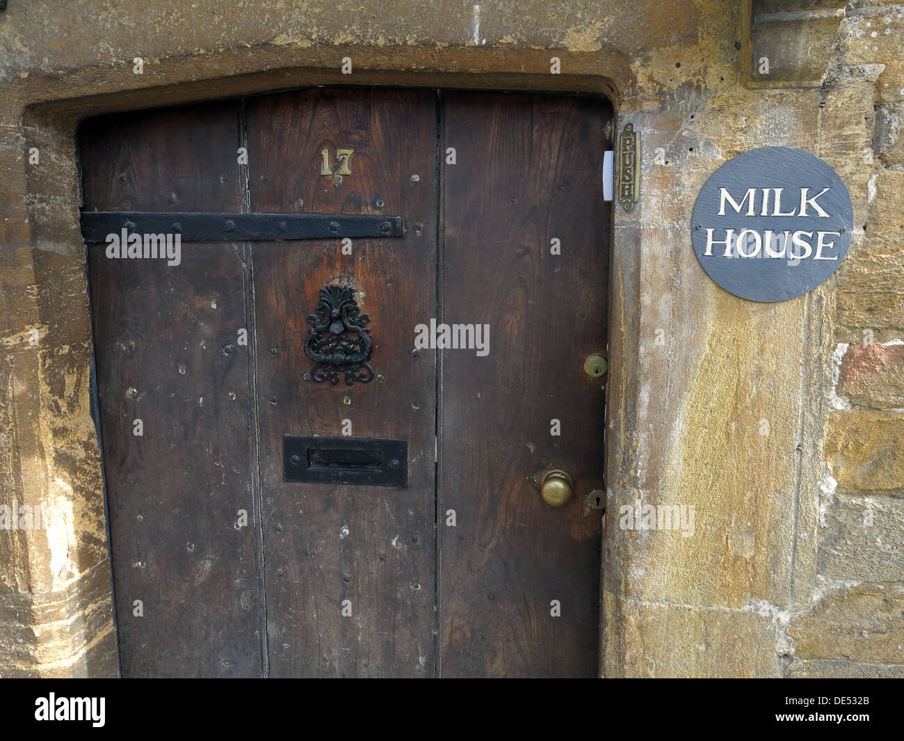Casa del latte,17,porta, Montecute, Somerset, Inghilterra, Regno Unito Foto Stock