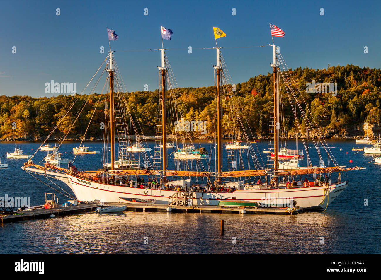 La goletta Margaret Todd raccoglie i suoi passeggeri per un tramonto tour, Bar Harbor, Maine, Stati Uniti d'America Foto Stock