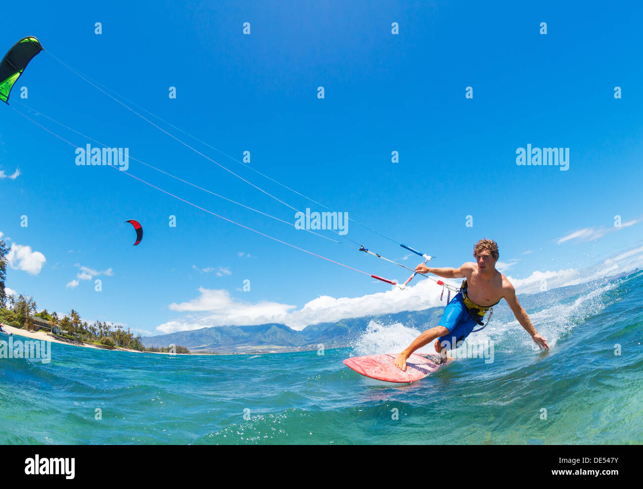 Giovane uomo KiteBoarding, Divertimento nell'oceano, sport estremo kitesurf Foto Stock