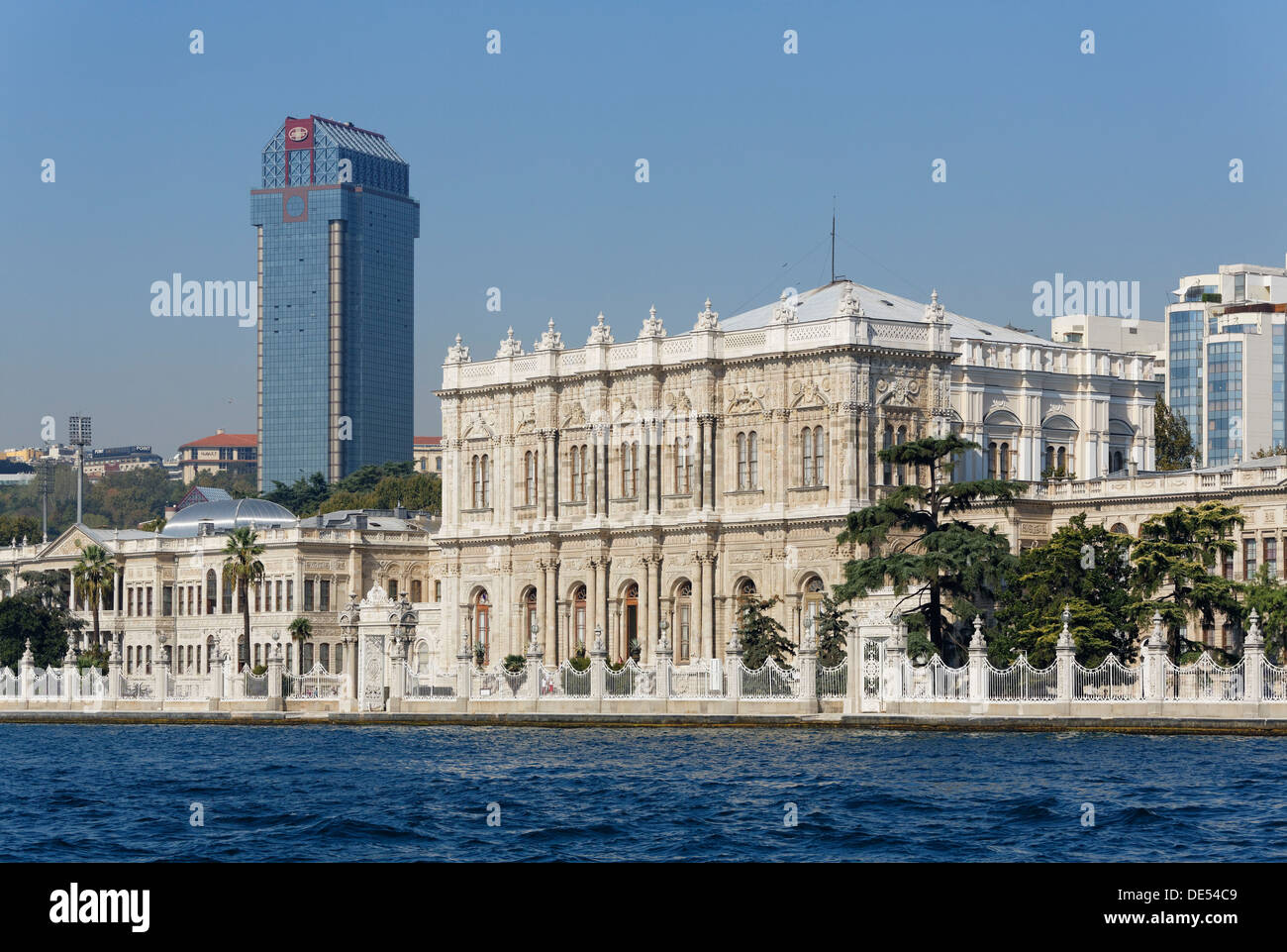 Palazzo Dolmabahçe, Dolmabahçe Sarayi, visto dal Bosforo, Beşiktaş, Istanbul, parte europea, Provincia di Istanbul, Turchia Foto Stock