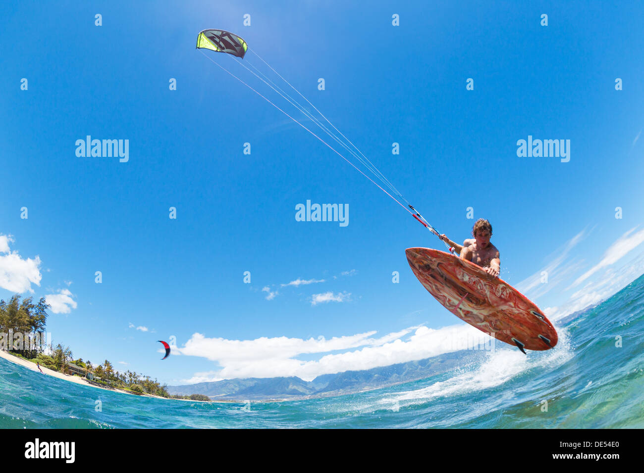 Giovane uomo KiteBoarding, Divertimento nell'oceano, sport estremo kitesurf Foto Stock