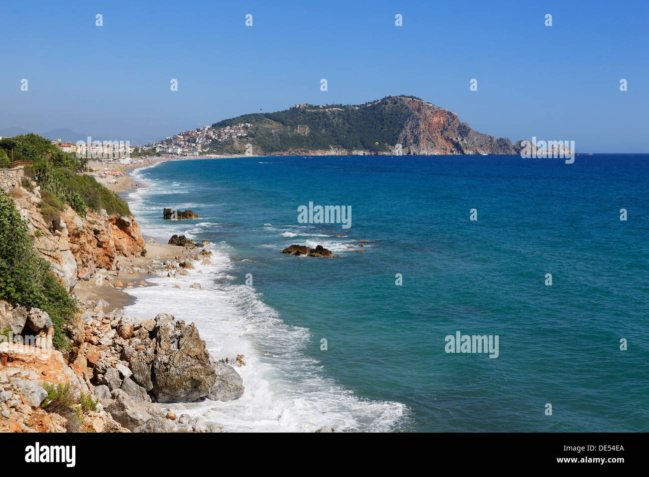 Alanya con spiaggia di Cleopatra e la Collina del Castello, Alanya, Riviera Turca, Provincia di Antalya, Regione Mediterranea, Turchia Foto Stock
