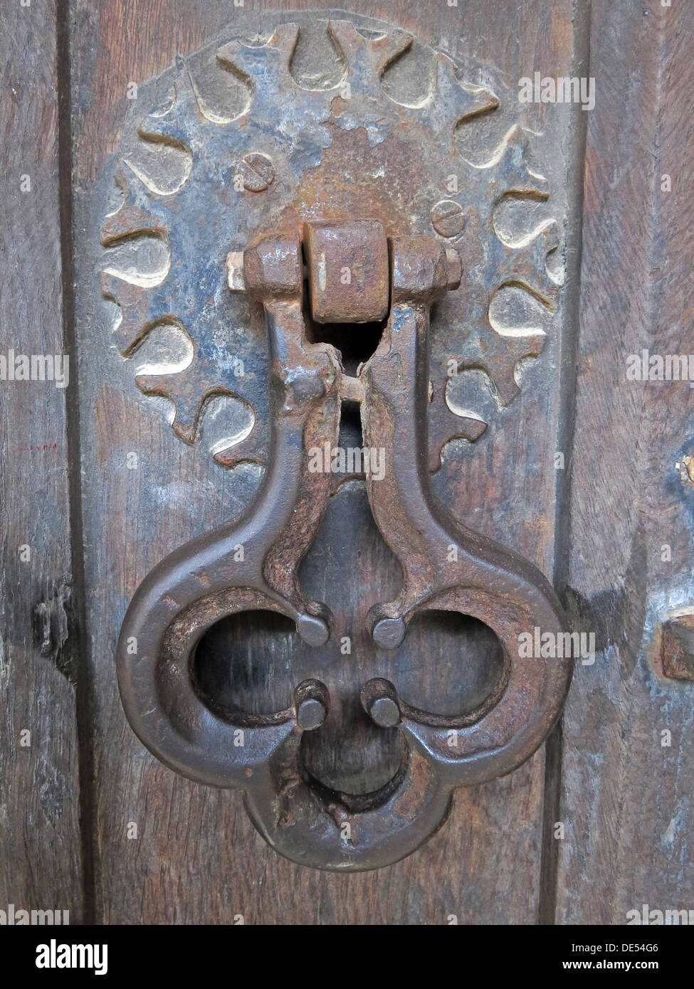 Antico battente di porta, villaggio di Montecute, Somerset Sud su porta di legno Foto Stock