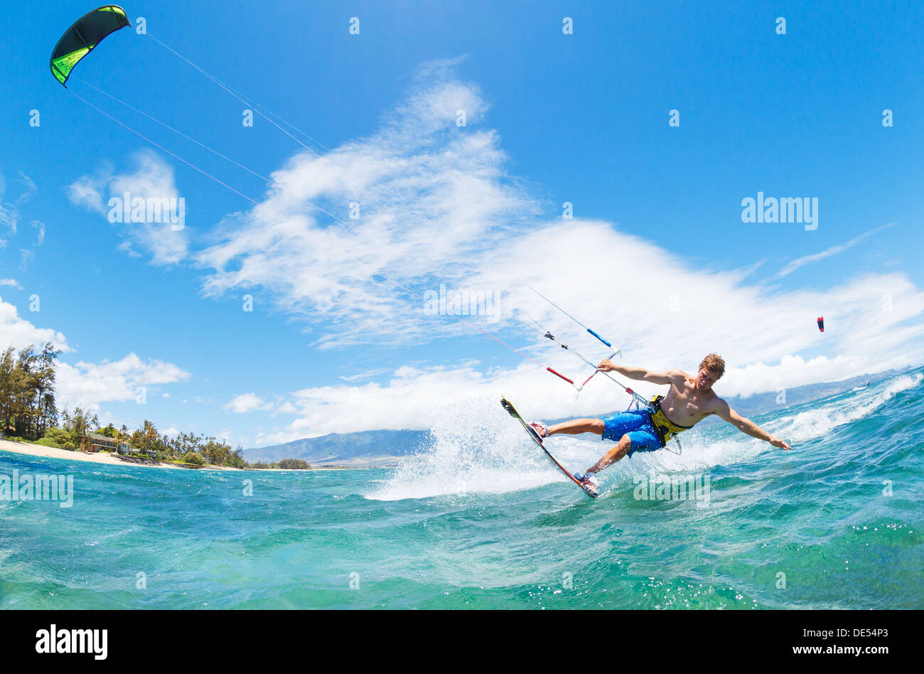 Giovane uomo KiteBoarding, Divertimento nell'oceano, sport estremo kitesurf Foto Stock