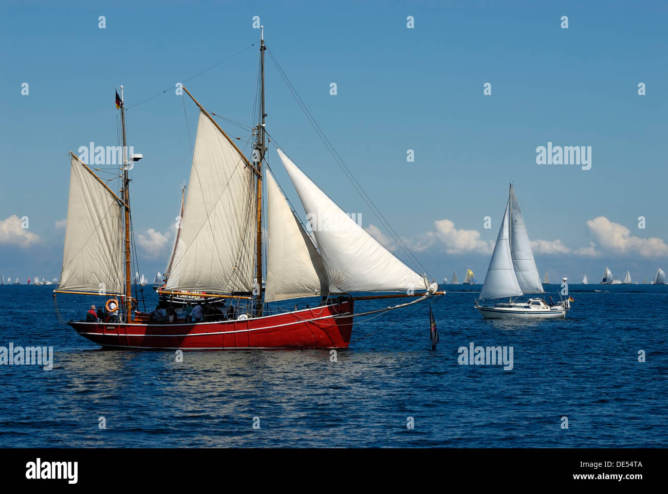 Incontro di due navi a vela a pieno la vela, Kieler Woche 2010, SCHLESWIG-HOLSTEIN Foto Stock