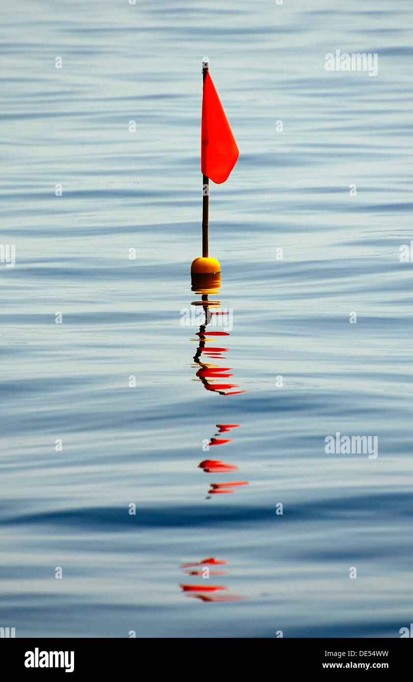 La boa con una bandiera rossa, mueritz, Meclemburgo-Pomerania occidentale Foto Stock