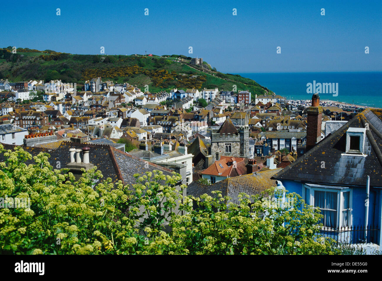 Hastings Old Town, East Sussex, sulla costa meridionale dell'Inghilterra, in estate, guardando verso East Hill da West Hill Foto Stock