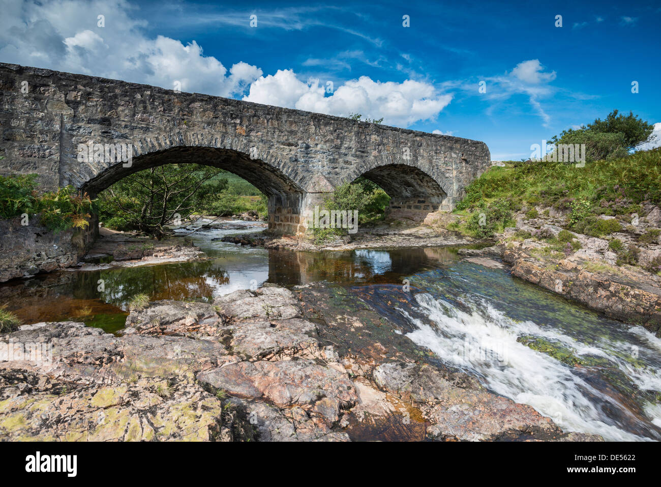Un antico ponte in pietra attraverso il Strath Beag River, Polla, altipiani, Scotland, Regno Unito Foto Stock