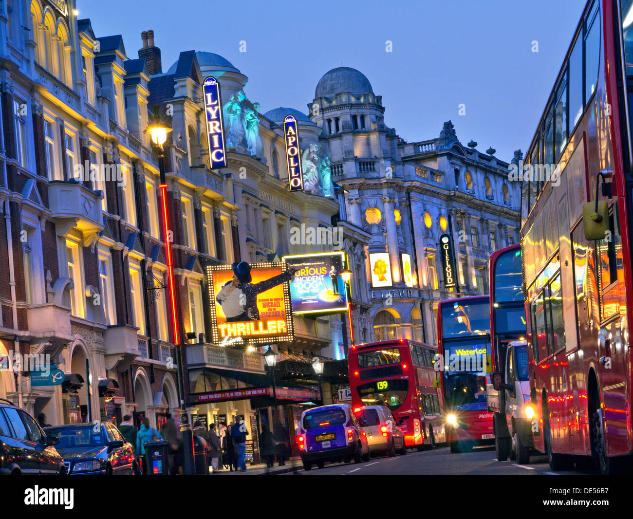 London Lyric Apollo Gielgud teatri Theatreland capitale del divertimento occupato con persone red ci sono autobus e taxi in Shaftesbury Avenue West End London REGNO UNITO Foto Stock