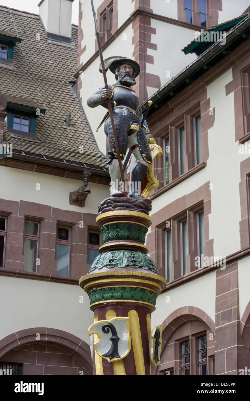 Statua di un guerriero medievale, in battaglia, abito vecchio Basilea, Svizzera Foto Stock