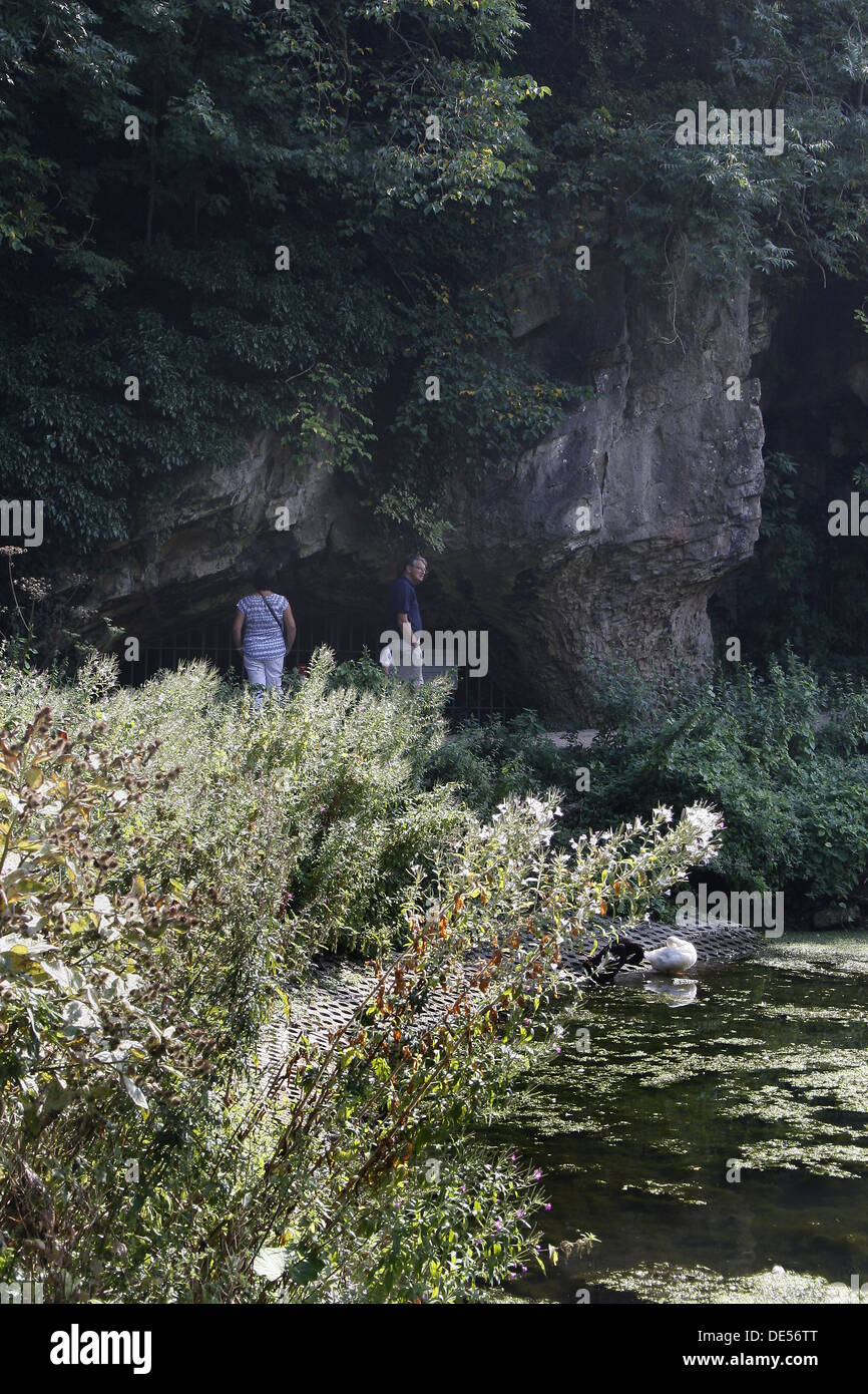 La gente camminare intorno al lago. Creswell Crags, Welbeck, Worksop, Nottinghamshire, Regno Unito Foto Stock