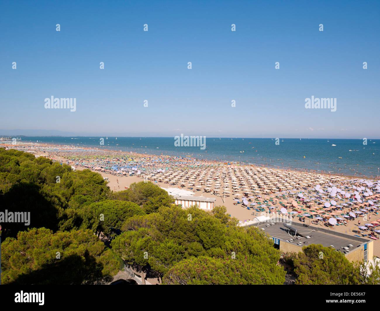 Vista della spiaggia con ombrelloni e sedie a sdraio, Lignano Sabbiadoro,  Udine, costa Adriatica, Italia, Europa Foto stock - Alamy