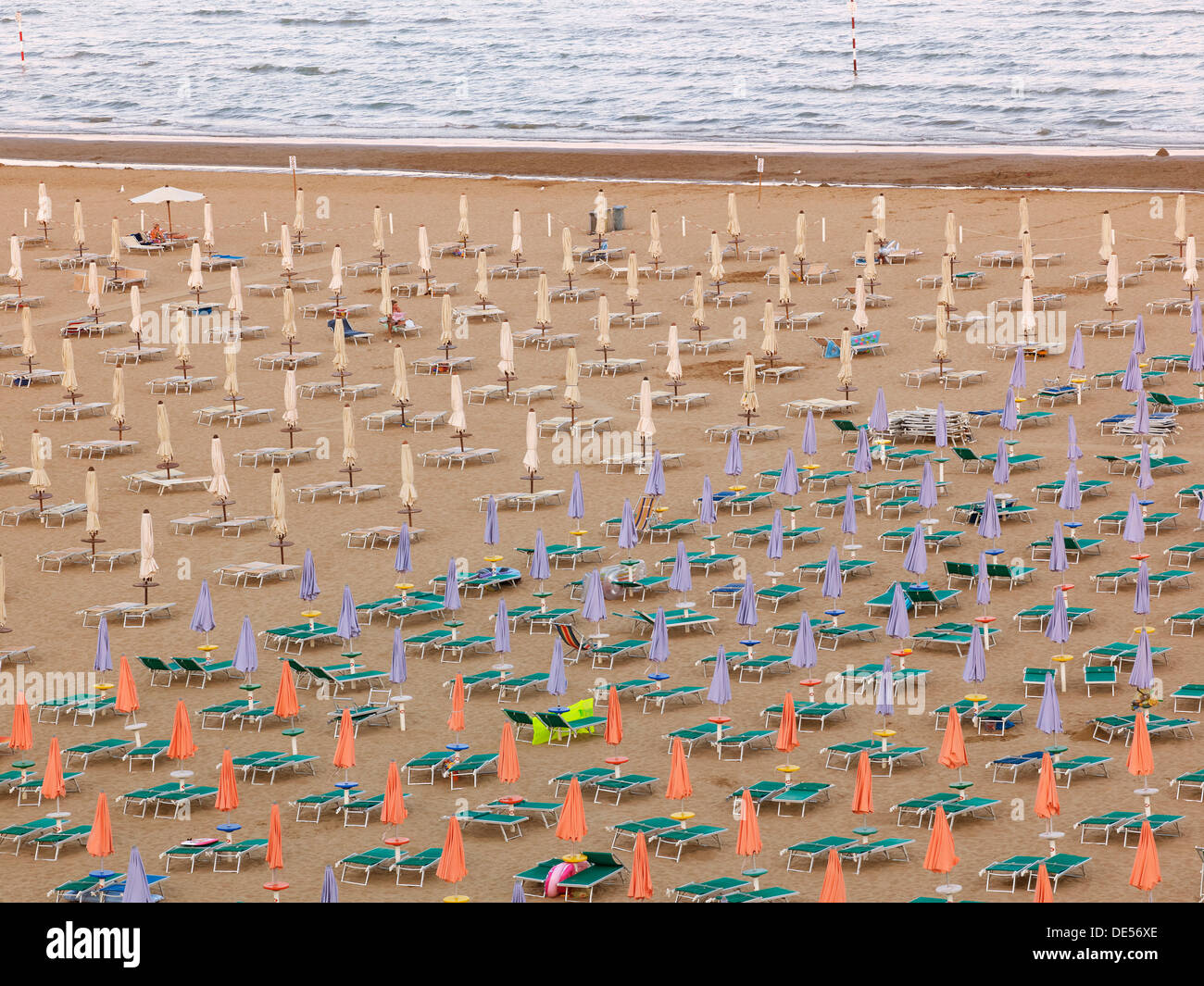 Vista della spiaggia chiusa con ombrelloni e sedie a sdraio, Lignano  Sabbiadoro in serata, Udine, costa Adriatica, Italia, Europa Foto stock -  Alamy