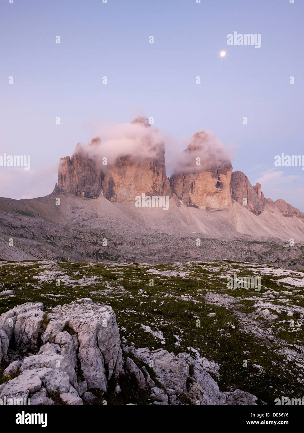 I picchi delle Tre Cime di Lavaredo all'alba, Dolomiti di Sesto Parco Nazionale Dolomiti di Sesto, Alta Pusteria, Alta Val Pusteria Foto Stock