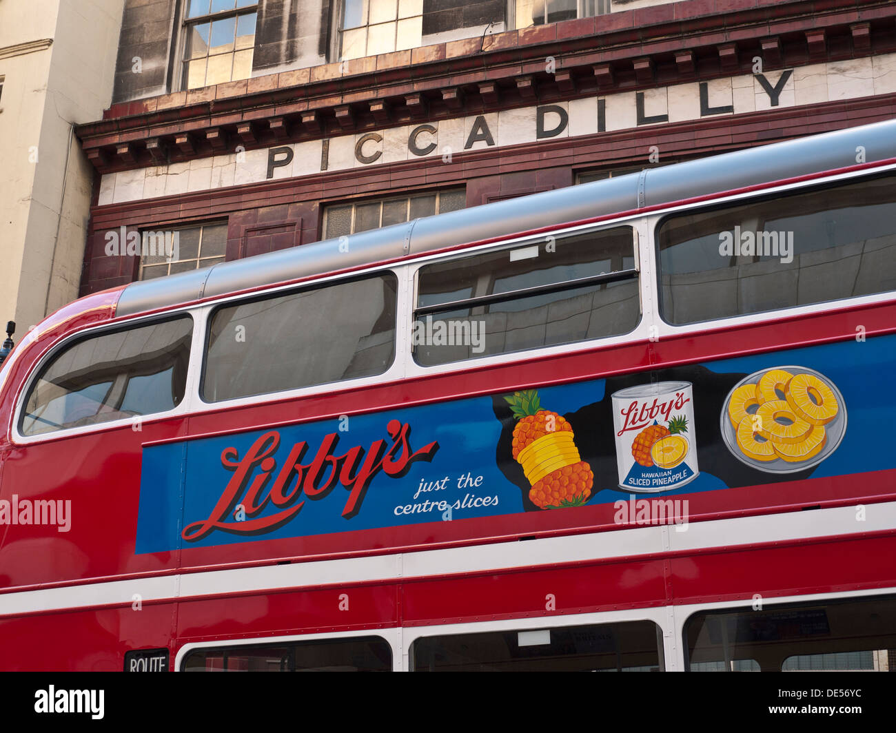 Centro storico 1940 WW2 tradizionale restaurata UK bus rosso a due piani, con tempo di guerra il poster pubblicitario per Libbys fette di ananas Foto Stock