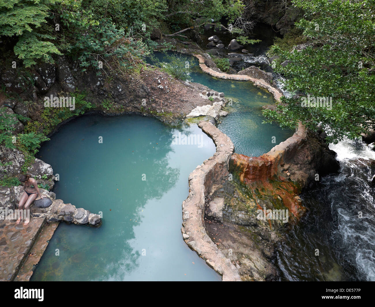 Piscina esterna con acqua termale calda, Las Pailas, Ricòn de la Vieja National Park, provincia di Guanacaste in Costa Rica Foto Stock