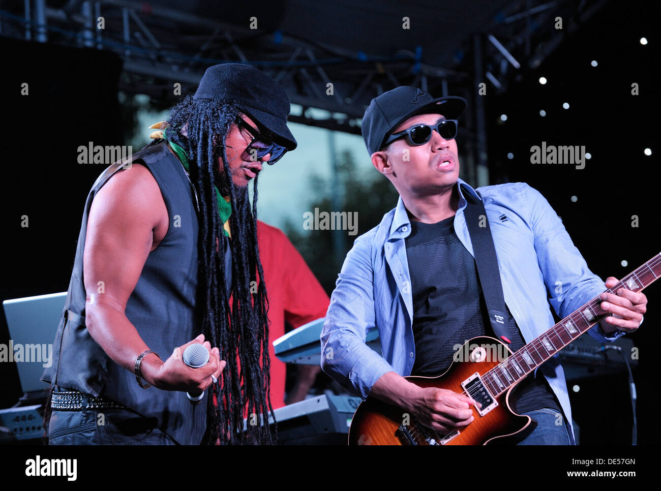 Il giamaicano cantante britannico Maxi Priest e chitarrista al cavalcavia Show, Hockley Circus, Birmingham, Inghilterra, Agosto 2012 Foto Stock