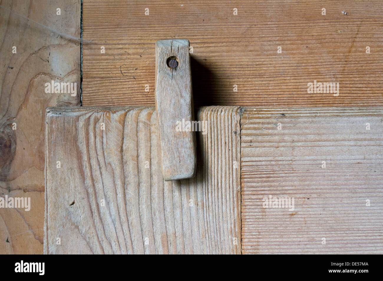 Dispositivo di chiusura in legno in stile rustico armadio, Stoccarda, Baden-Wuerttemberg Foto Stock