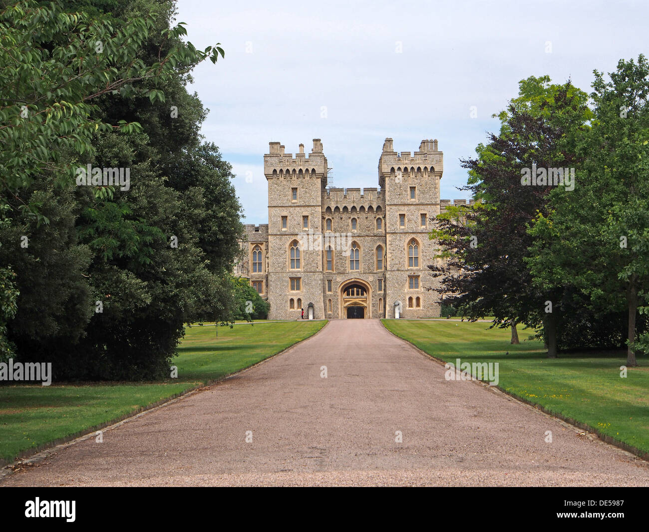 Il castello di Windsor e porta a piedi lungo Foto Stock