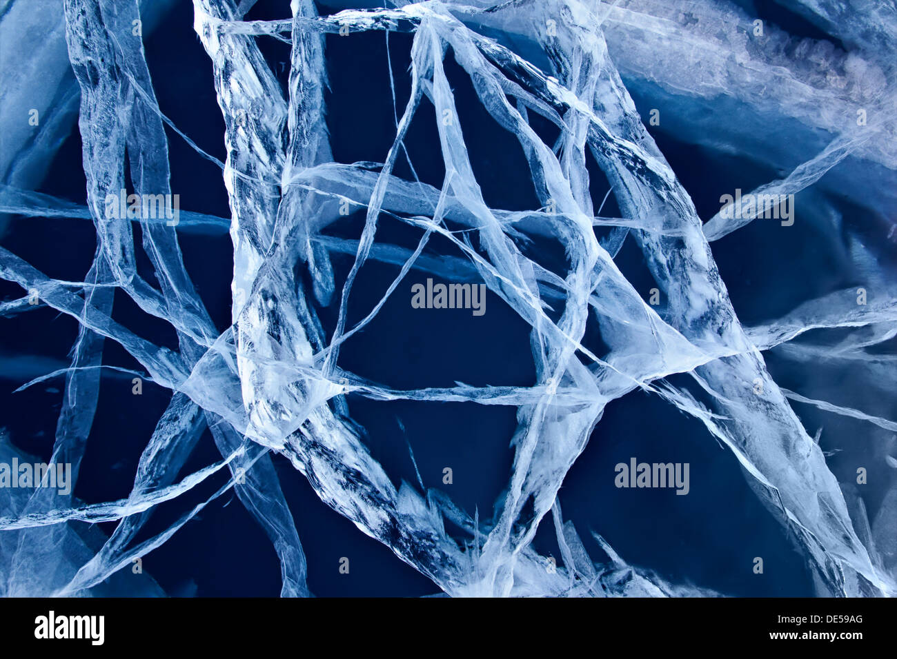 Colpo di acque congelate pieno di crepe del lago Baikal ice Foto Stock