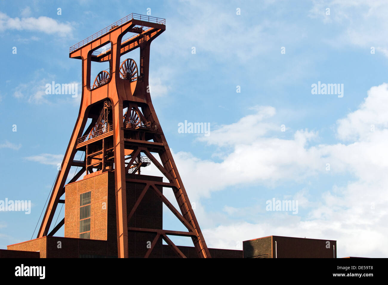 Complesso industriale delle miniere di carbone dello Zollverein. Torre di avvolgimento dell'albero 12. Famoso simbolo di Essen, e il bacino della Ruhr, Germania Foto Stock