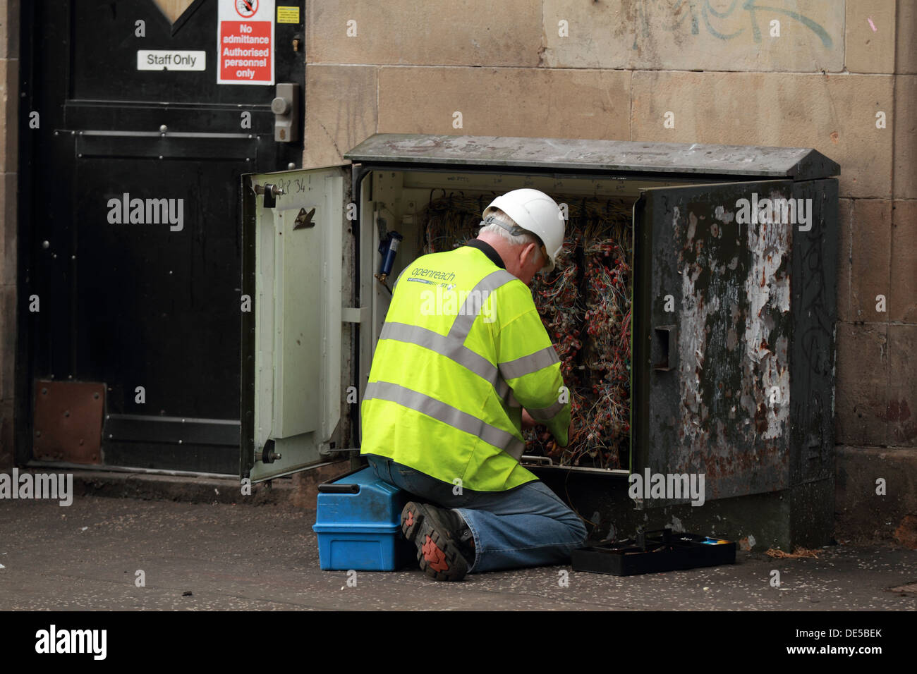 BT Openreach engineer opera su un centralino telefonico in Glasgow Scotland Regno Unito Foto Stock