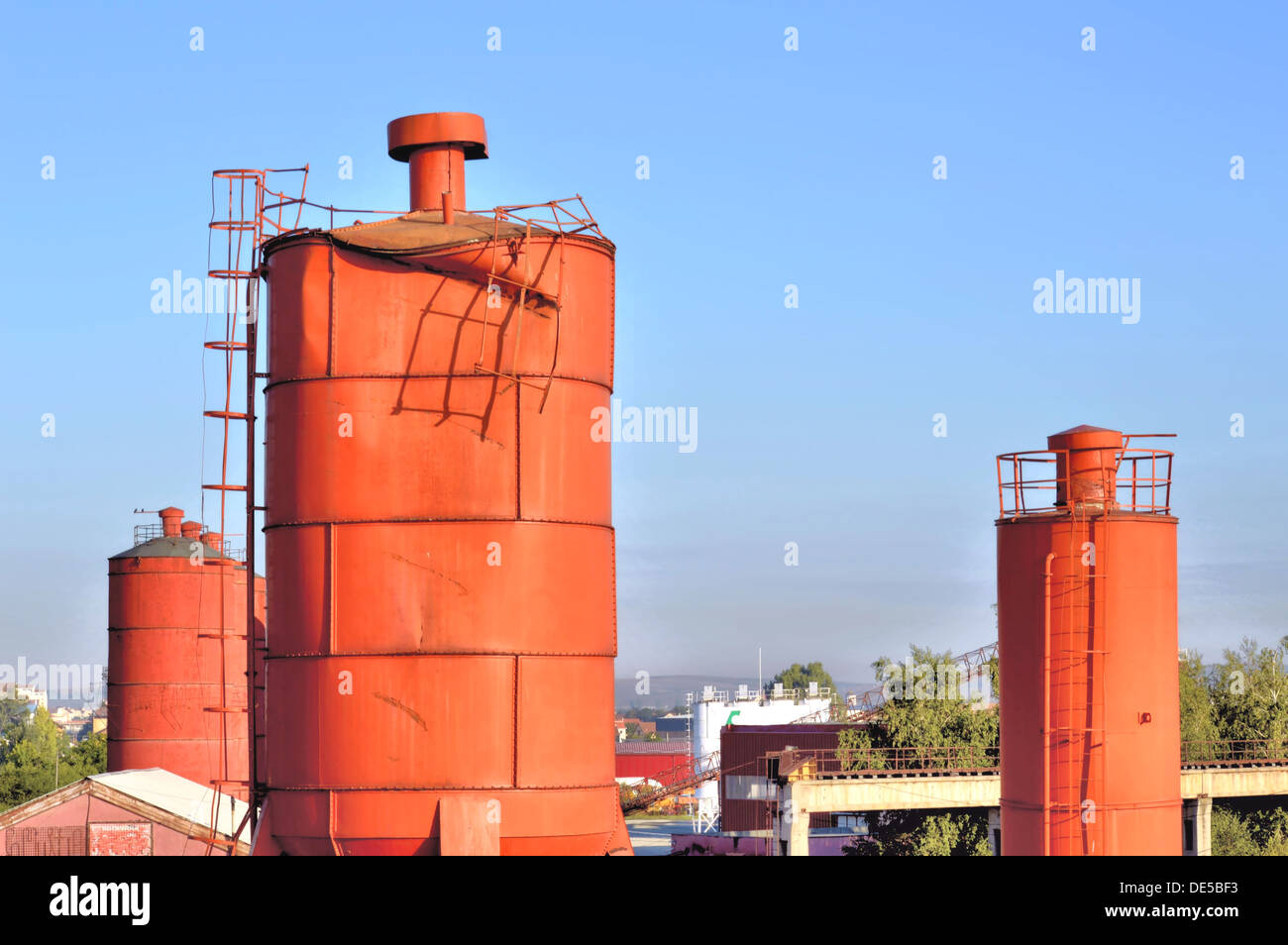 Un paesaggio industriale con luminose rosse torri fotografati a 8:30 am nel distretto industriale di Sibiu, Transilvania, Rom. Foto Stock