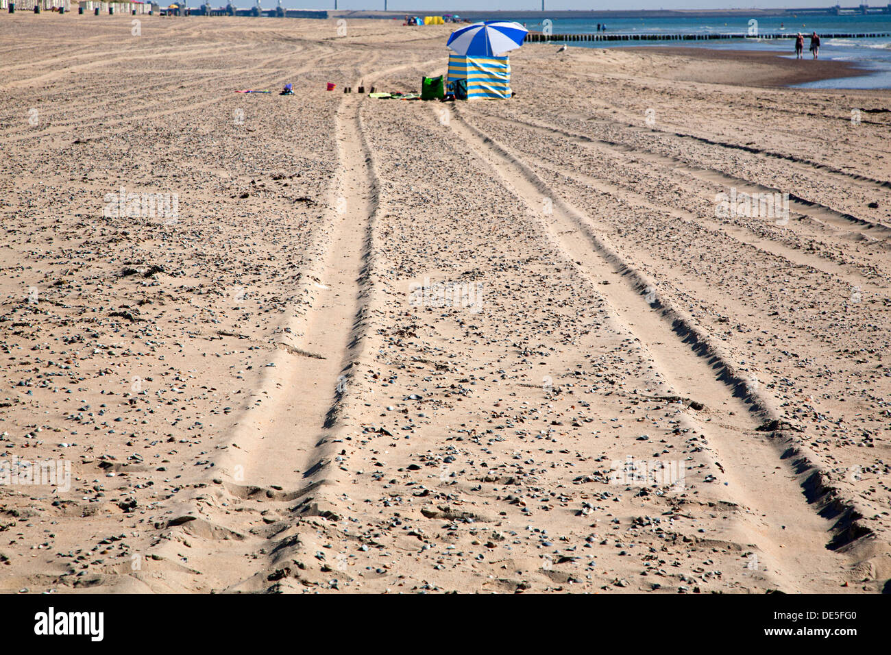 Via auto sulla spiaggia direttamente attraverso il luogo di riposo di una famiglia, Westenschouwen, Zeeland, Paesi Bassi Foto Stock