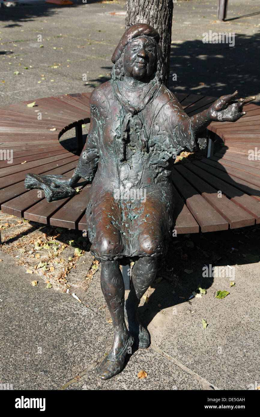 Bronzeskulptur der Schauspielerin Tana Schanzara von Karl Ulrich Nuss am Hans-Schalla-Platz vor dem Schaupielhaus Bochum, Ruhrgebiet, Nordrhein-Westfa Foto Stock