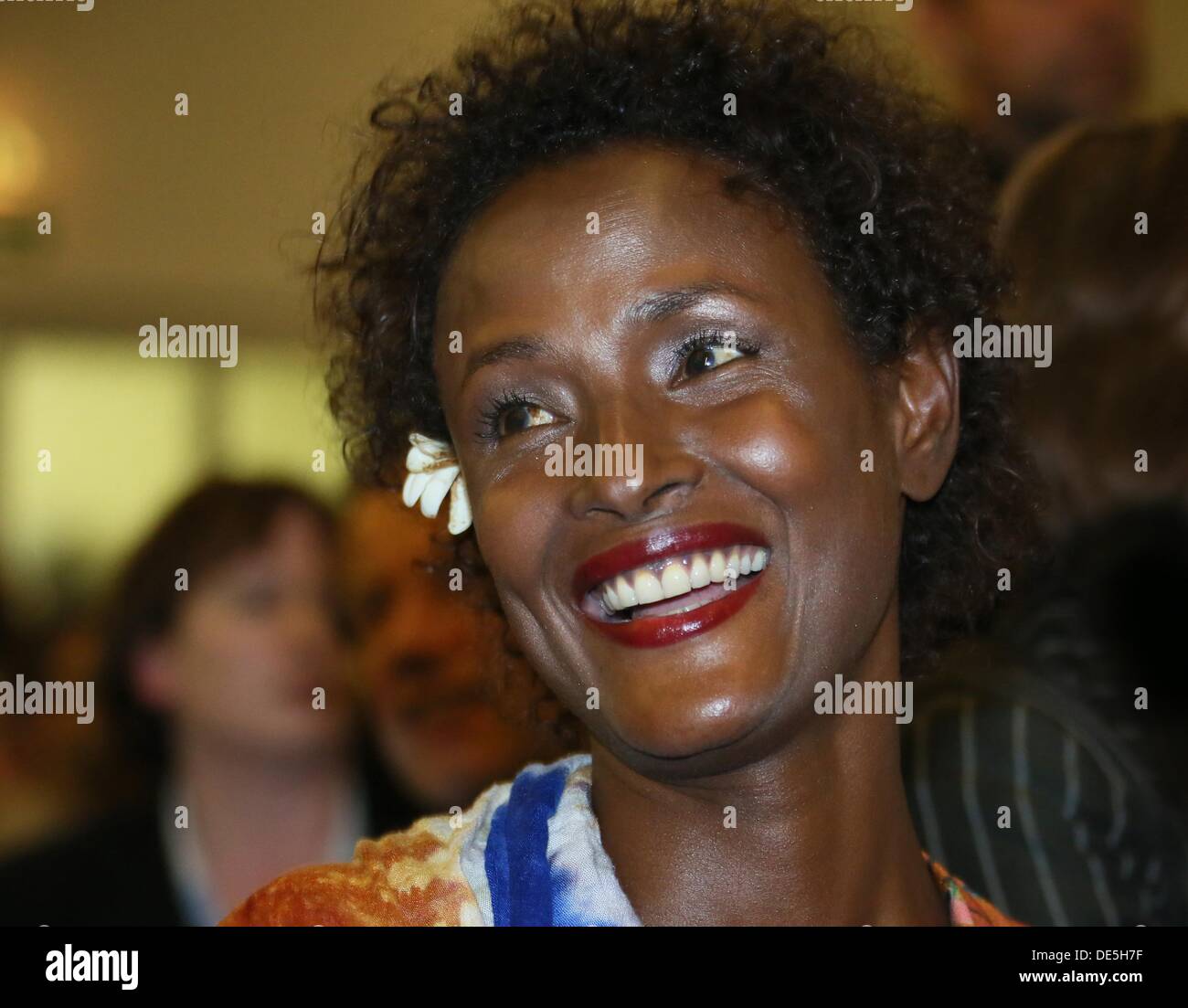 Waris Dirie somala, autore del best-seller " Fiori di Bosco' e attivista contro la femmina taglio genitale assiste l'apertura del 'Deserto Flower centro" di cui lei è un patrono all'ospedale Waldfriede a Berlino, Germania, 11 settembre 2013. Il centro è il primo ospedale in Europa che tratta le donne con femal taglio gentical psicologicamente e chirurgicamente. Foto: STEPHANIE PILICK Foto Stock