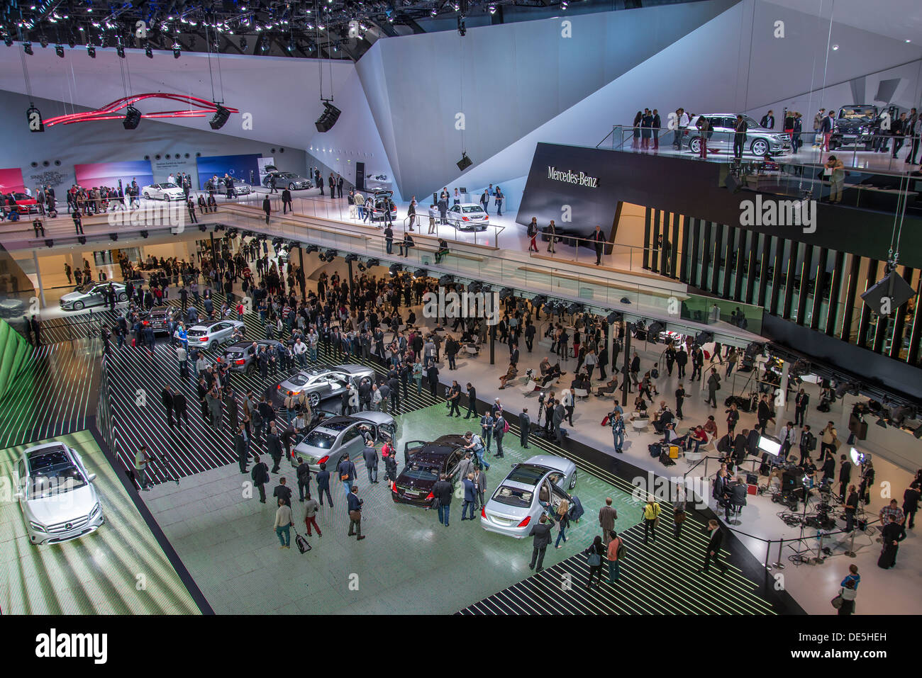 STAND fieristico di Mercedes-Benz al Frankfurt International Motor Show (IAA) 2013 a Francoforte, Germania Foto Stock