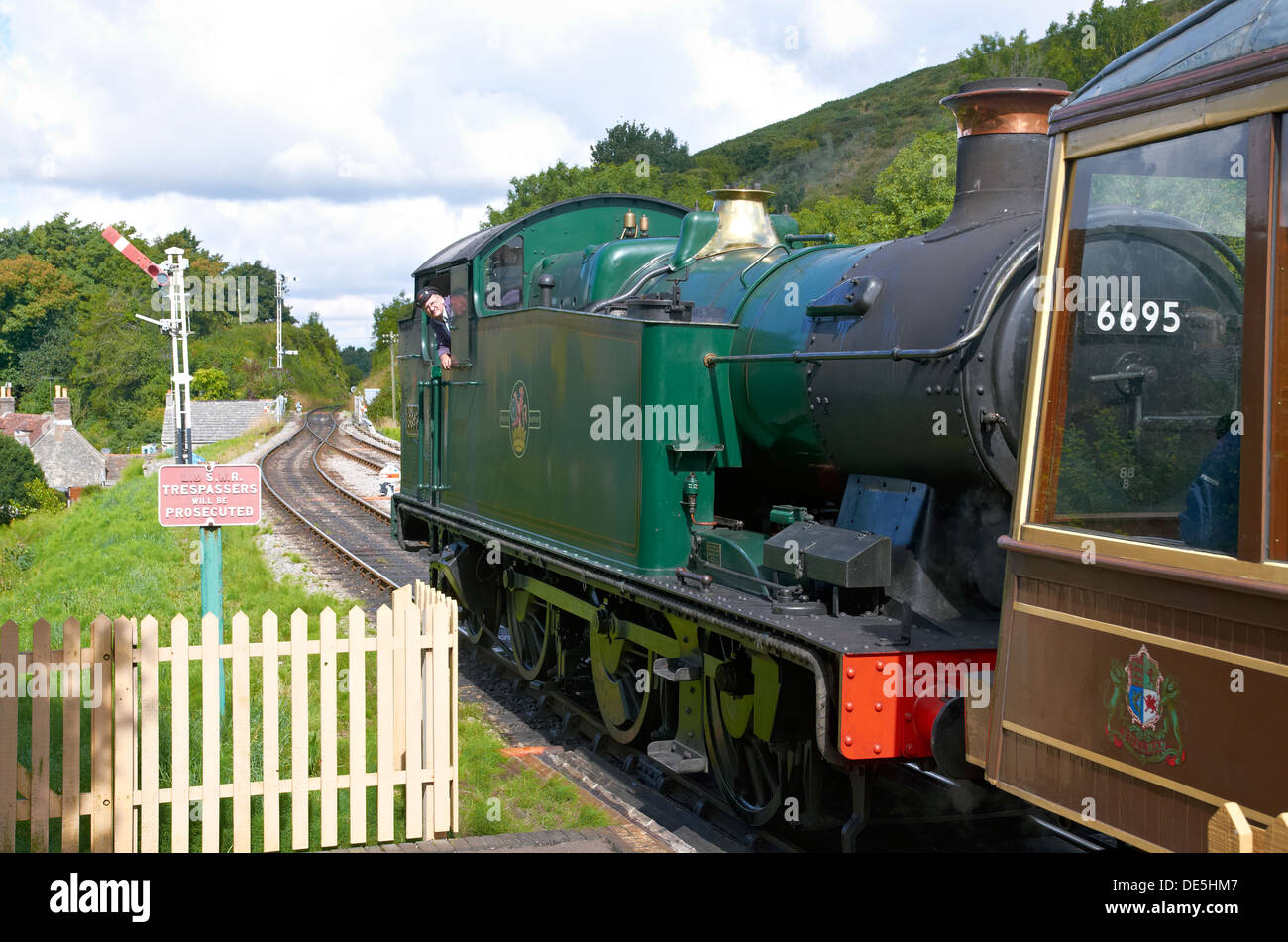 Treno a vapore sulla ferrovia a Swanage in attesa presso Corfe Castle stazione, Dorset, Inghilterra con un treno per Norden. Foto Stock