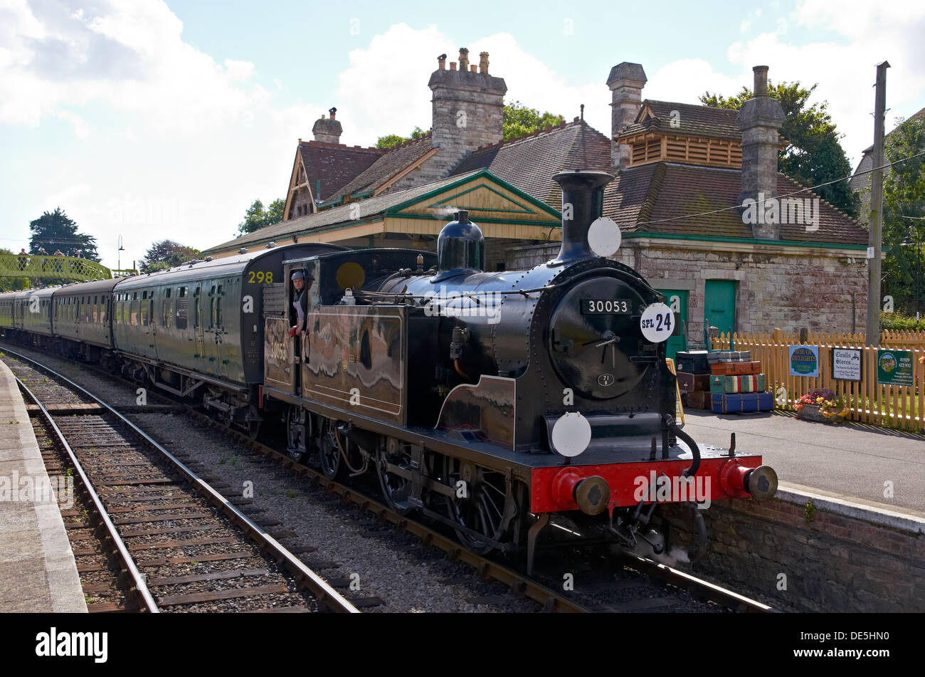 Treno a vapore sul Swanage Railway permanente al Corfe Castle stazione, Dorset, Inghilterra - vista reminiscenza degli anni cinquanta. Foto Stock