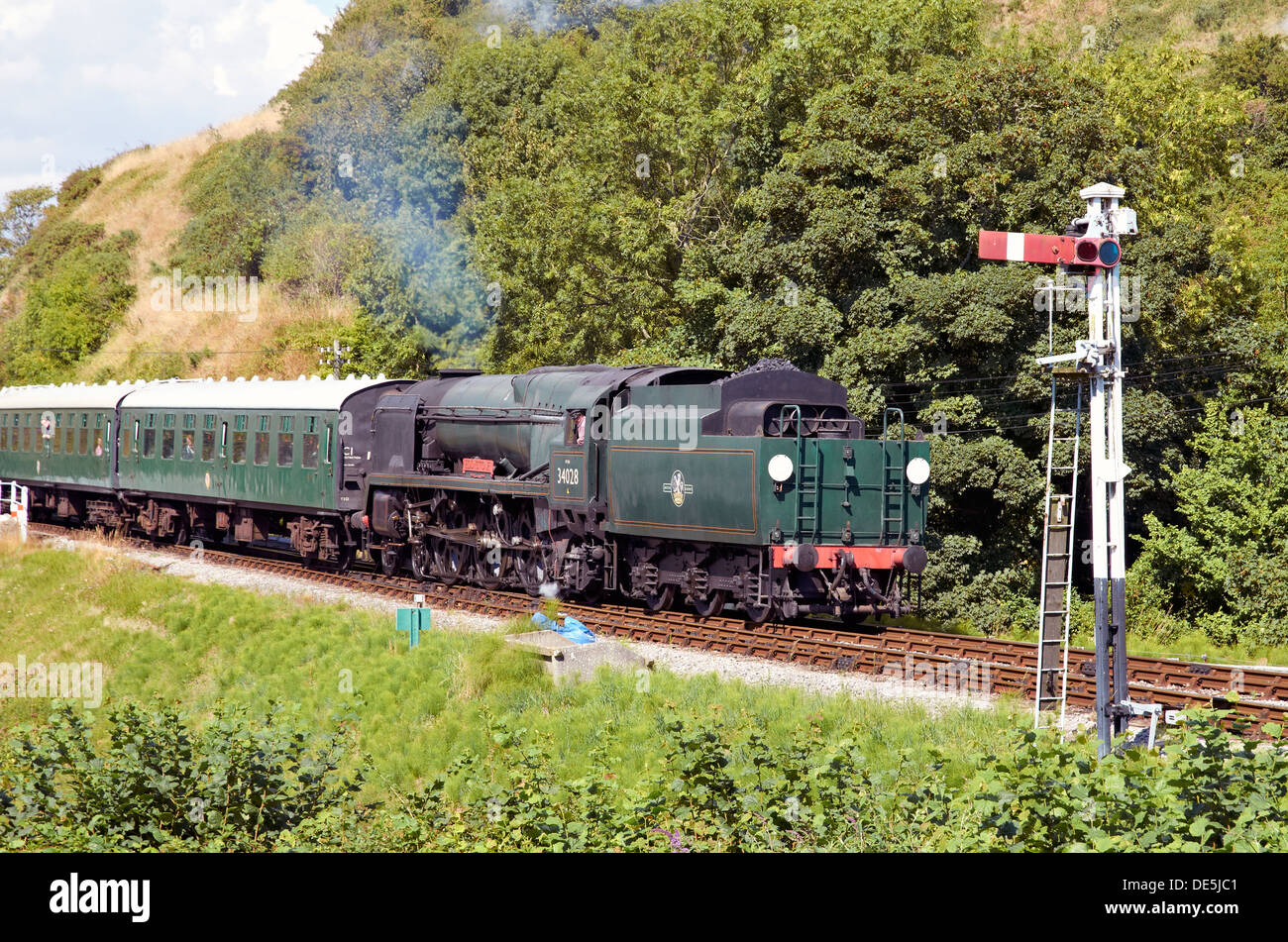 Treno a vapore sulla ferrovia a Swanage in esecuzione in Corfe Castle stazione, Dorset, Inghilterra con un treno per Swanage. Foto Stock