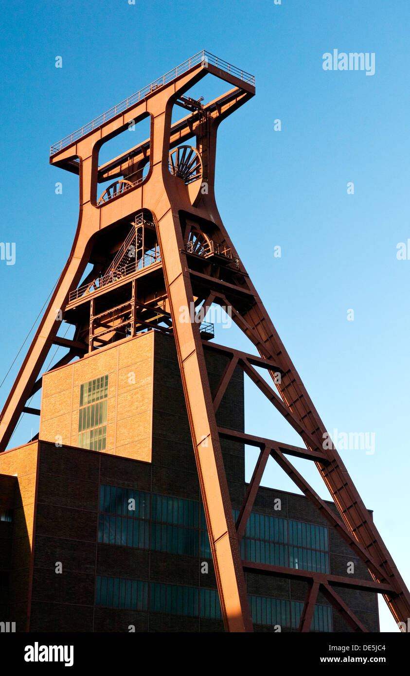 Complesso industriale delle miniere di carbone dello Zollverein. Torre di avvolgimento dell'albero 12. Famoso simbolo di Essen, e il bacino della Ruhr, Germania Foto Stock