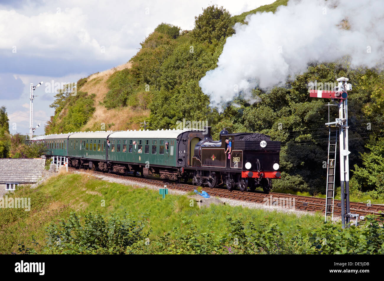 Treno a vapore sulla ferrovia a Swanage in esecuzione in Corfe Castle stazione, Dorset, Inghilterra con un treno per Swanage. Foto Stock