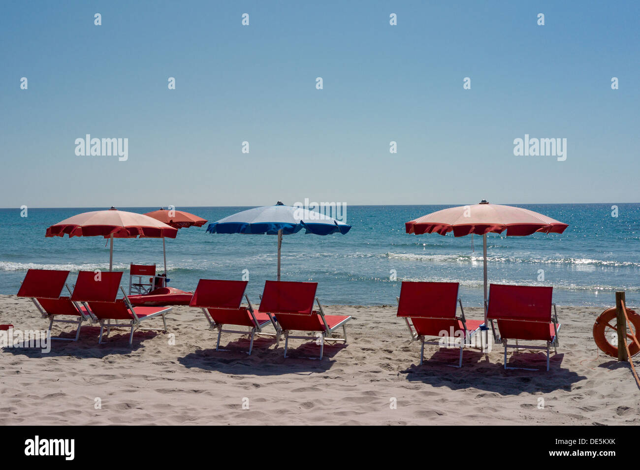 Lettini da sole e ombrelloni sulla spiaggia Berchida Foto stock - Alamy