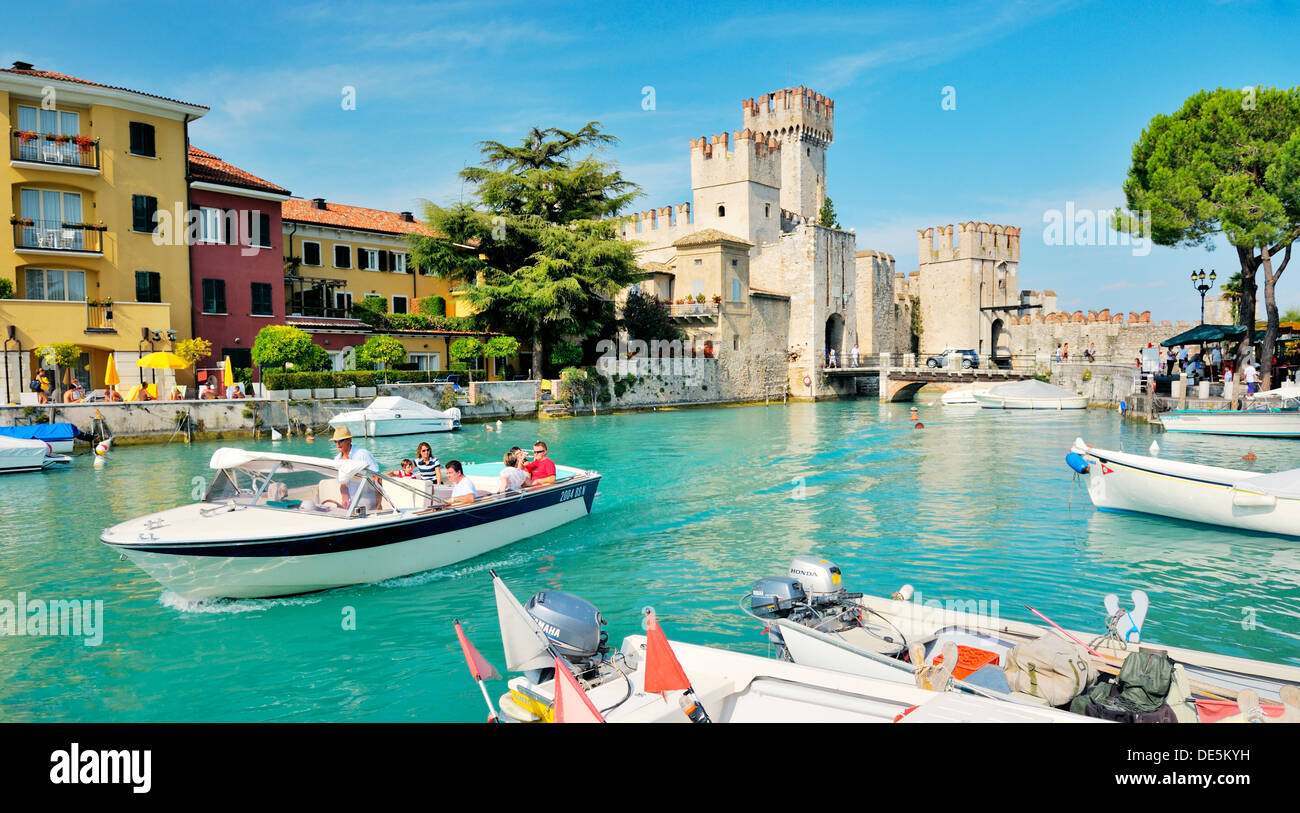 Sirmione sul Lago di Garda, Lombardia, Italia. La città antica e centro turistico. Piacere gite in barca e il 13 C. Castello Scaligero Foto Stock