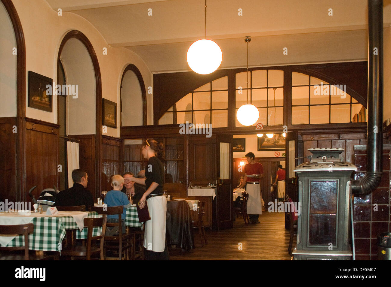 Österreich, Wien 4., Wieden, im historischen Wiener Gasthaus Ubl serviert man gute Wiener Küche in gemütlicher Atmosphäre. Foto Stock