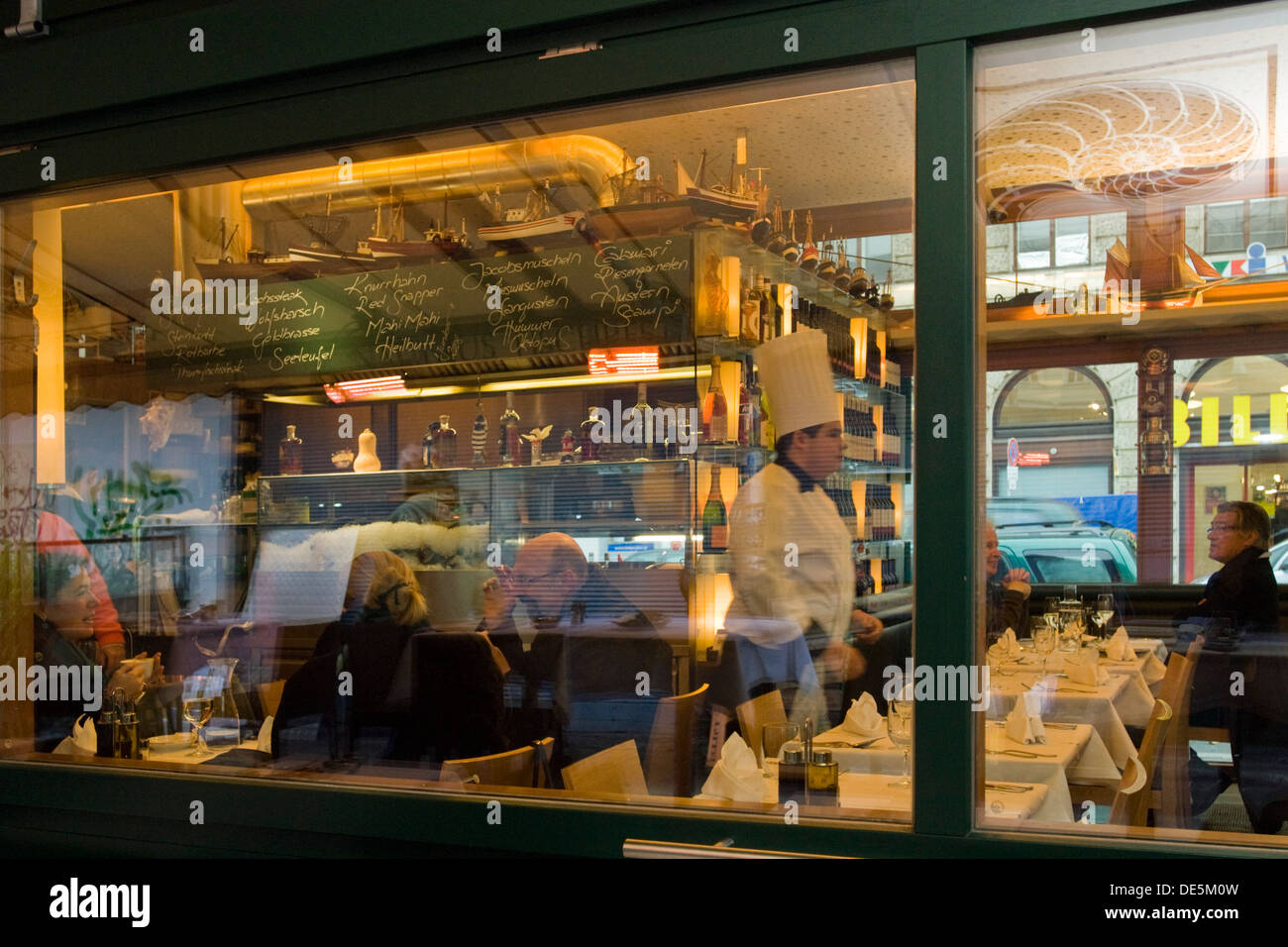 Österreich, Wien 6, Naschmarkt, das Fischrestaurant Nautilus serviert fangfrischen Fisch. Foto Stock