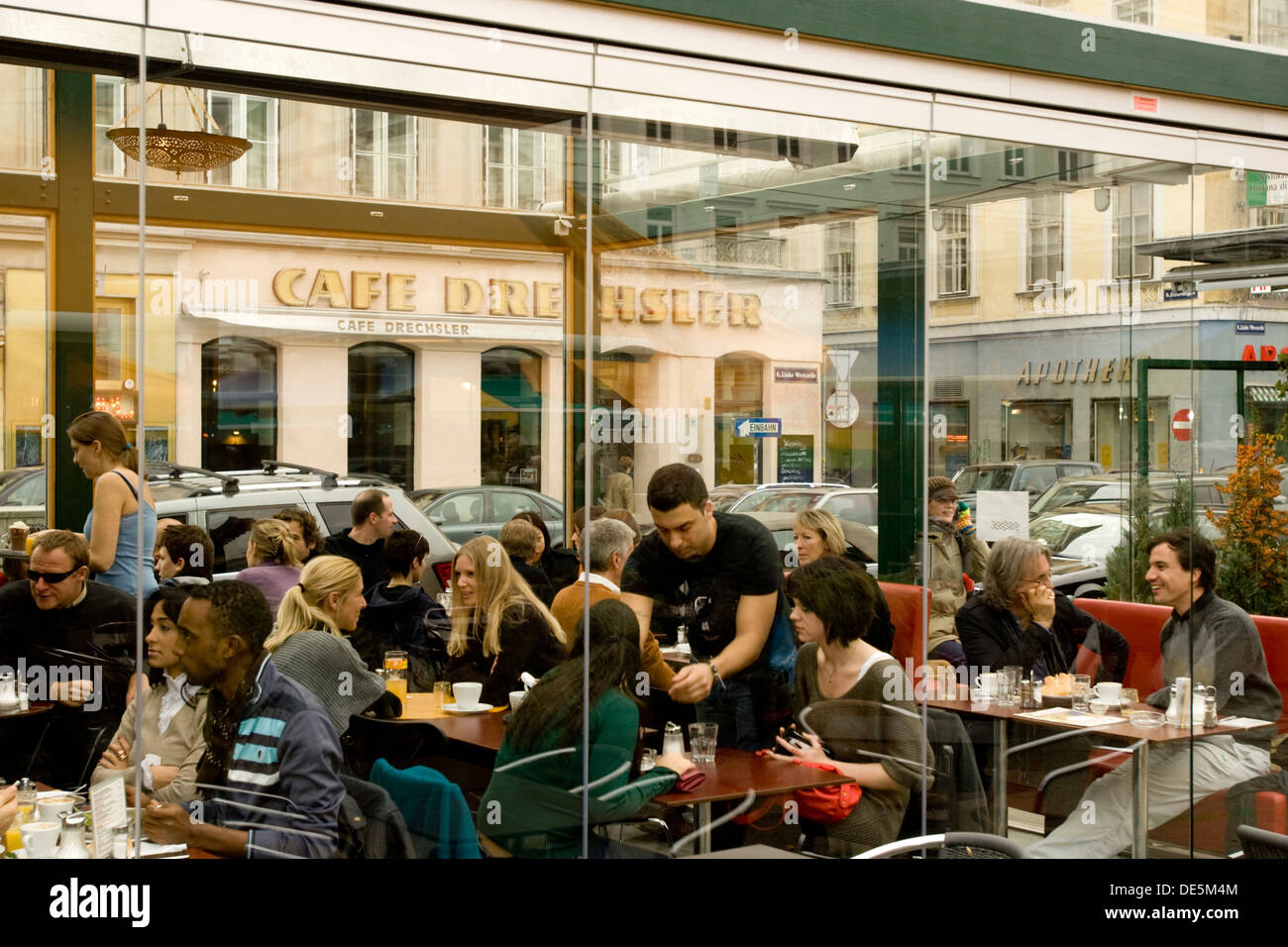 Österreich, Wien 6, Naschmarkt, orientare e Okzident, orientalisches Frühstück geniesst man hier. Foto Stock