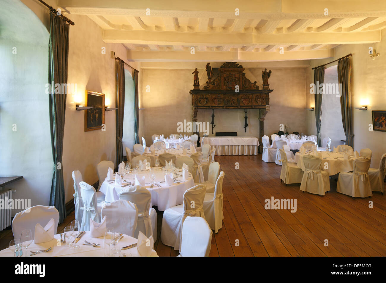 Rittersaal, festlich gedeckte Tische im Restaurant von Wasserschloss Haus Kemnade in Hattingen-Blankenstein, Ruhrgebiet, Renania settentrionale-Vestfalia Foto Stock