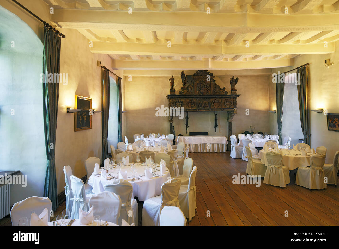 Rittersaal, festlich gedeckte Tische im Restaurant von Wasserschloss Haus Kemnade in Hattingen-Blankenstein, Ruhrgebiet, Renania settentrionale-Vestfalia Foto Stock