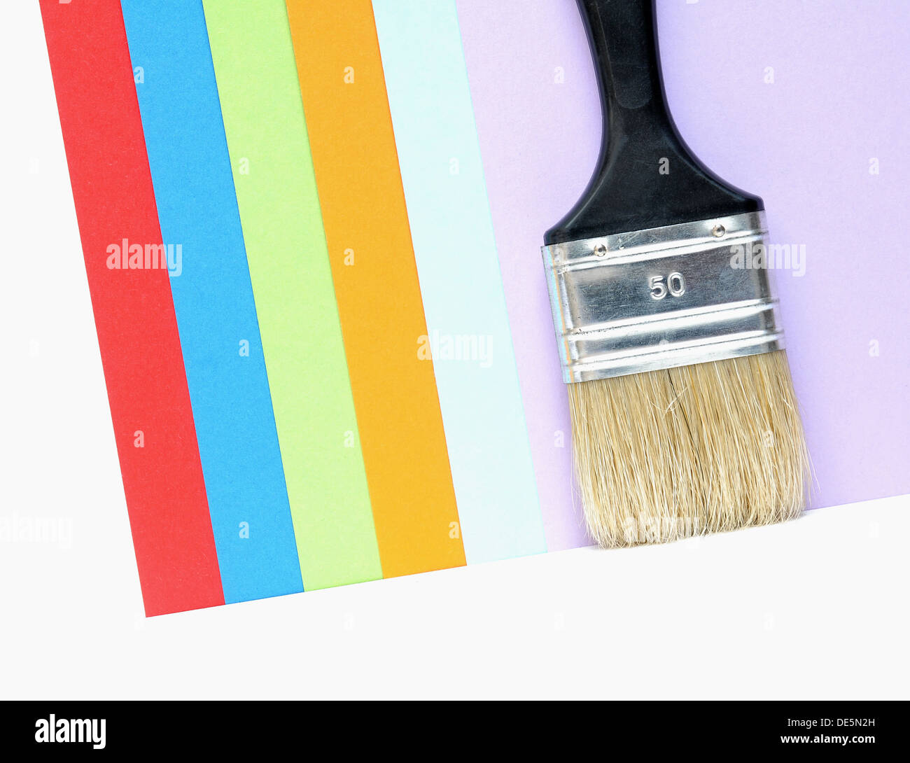 Pennello nero nella parte anteriore delle carte colorate Foto Stock