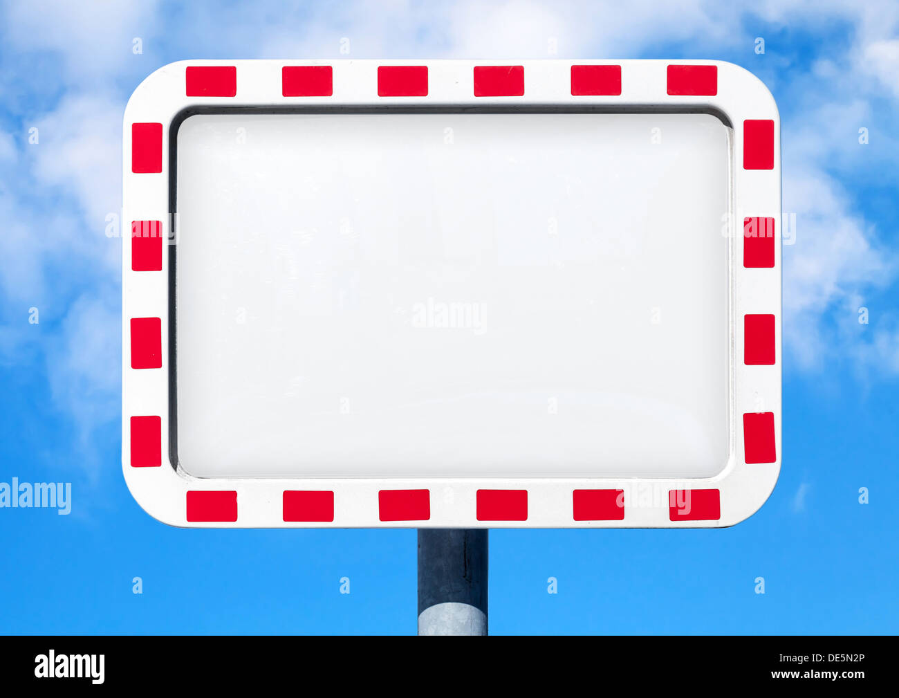 Svuotare cartello bianco con strisce rosse telaio sopra il cielo blu Foto Stock