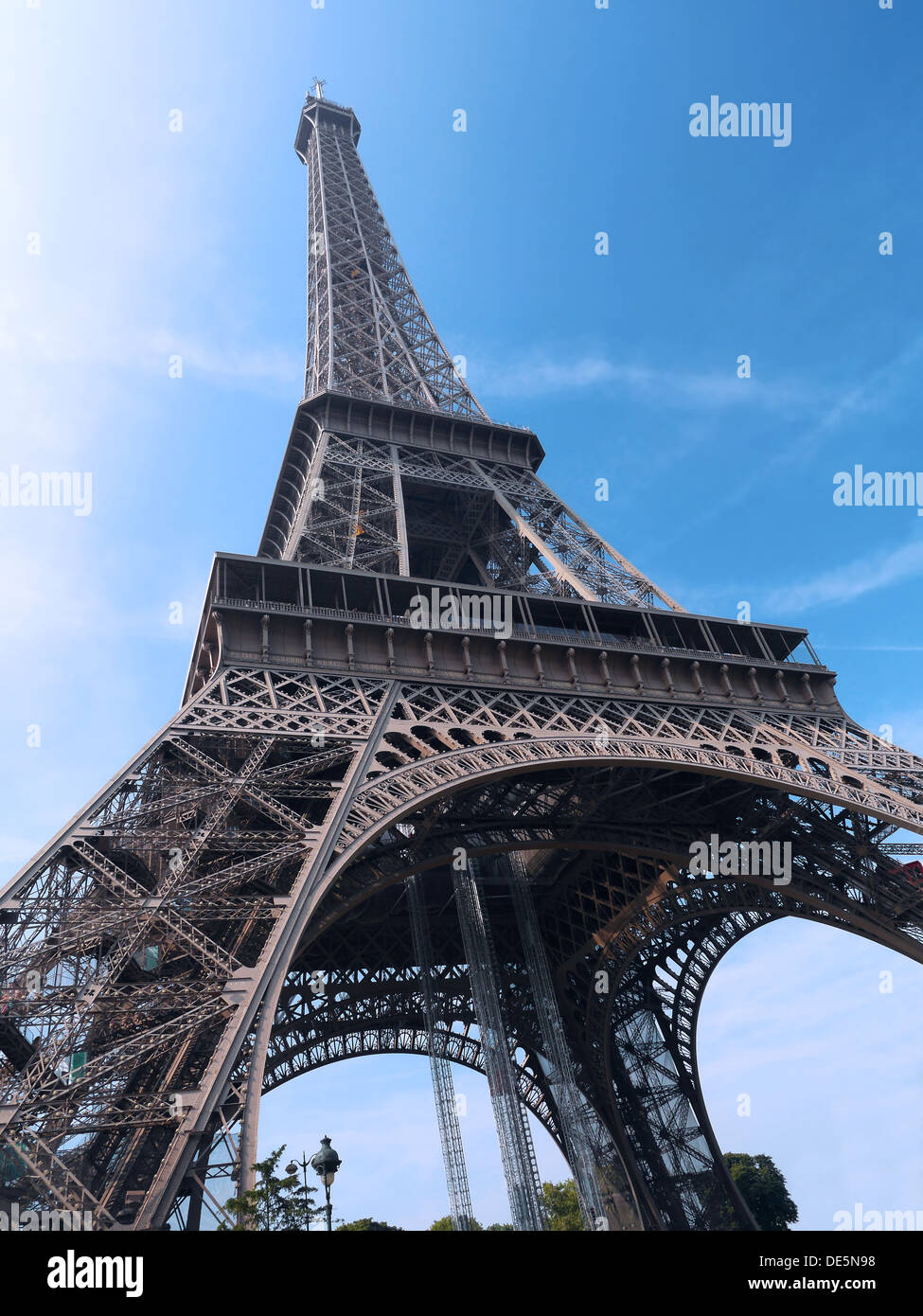 Torre Eiffel shot verso l'alto contro il cielo blu Foto Stock