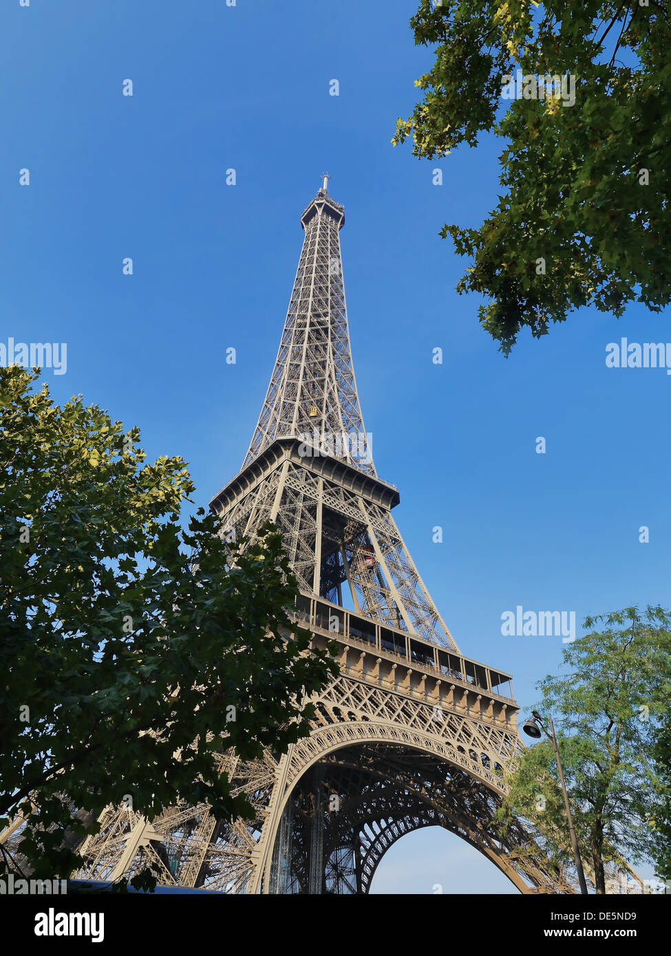 Torre Eiffel shot contro il cielo blu Foto Stock