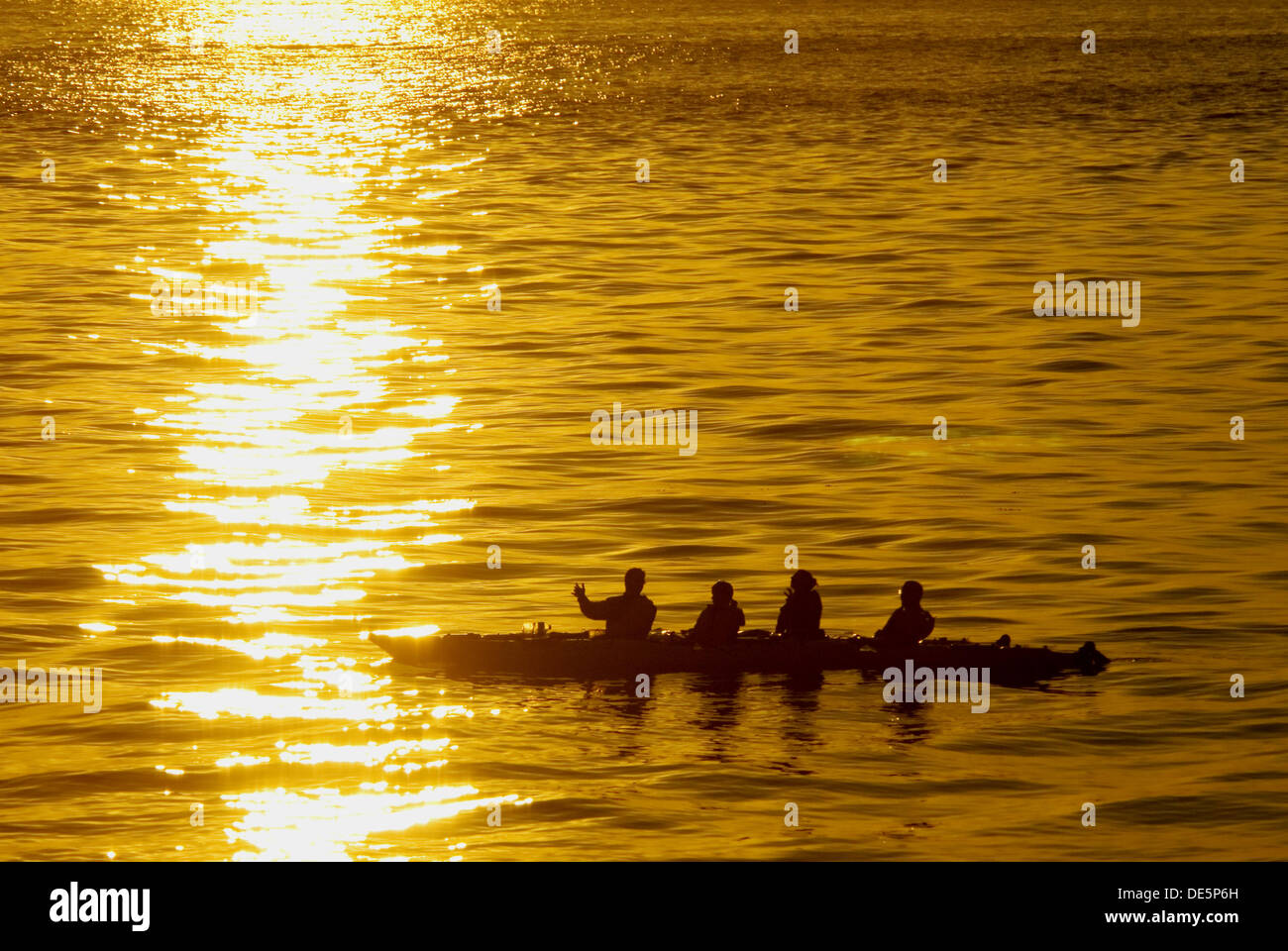 Kayakers silhouette, fornace da calce Pt parco dello stato di Washington, Stati Uniti d'America Foto Stock